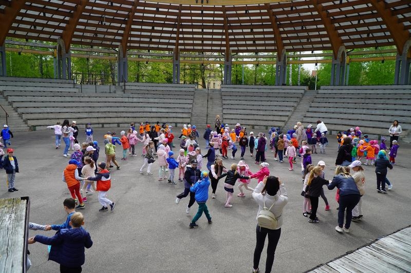 dzieci biorące udział w Międzynarodowym Dniu Tańca