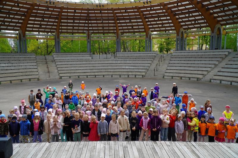 dzieci biorące udział w Międzynarodowym Dniu Tańca