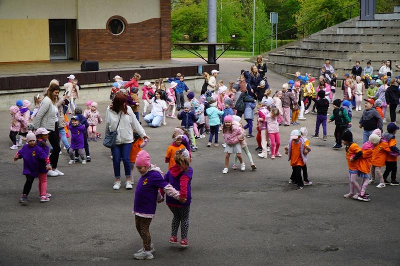 dzieci biorące udział w Międzynarodowym Dniu Tańca