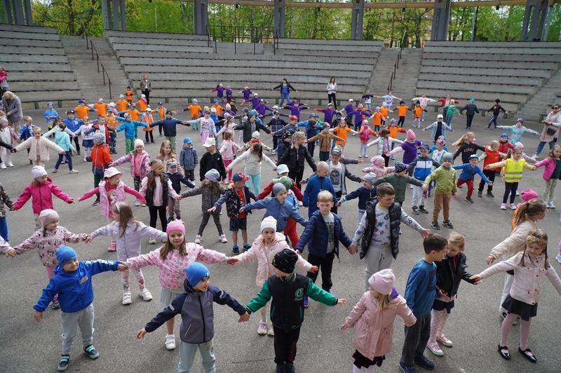 dzieci biorące udział w Międzynarodowym Dniu Tańca