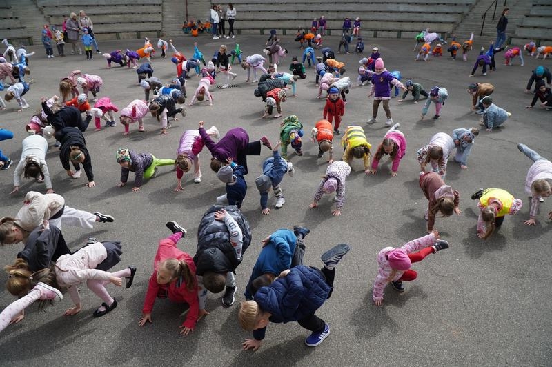 dzieci biorące udział w Międzynarodowym Dniu Tańca