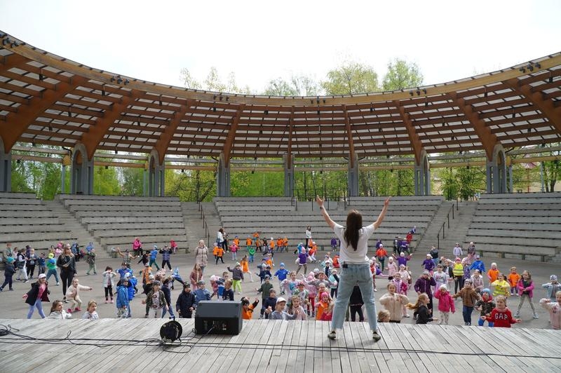 dzieci biorące udział w Międzynarodowym Dniu Tańca