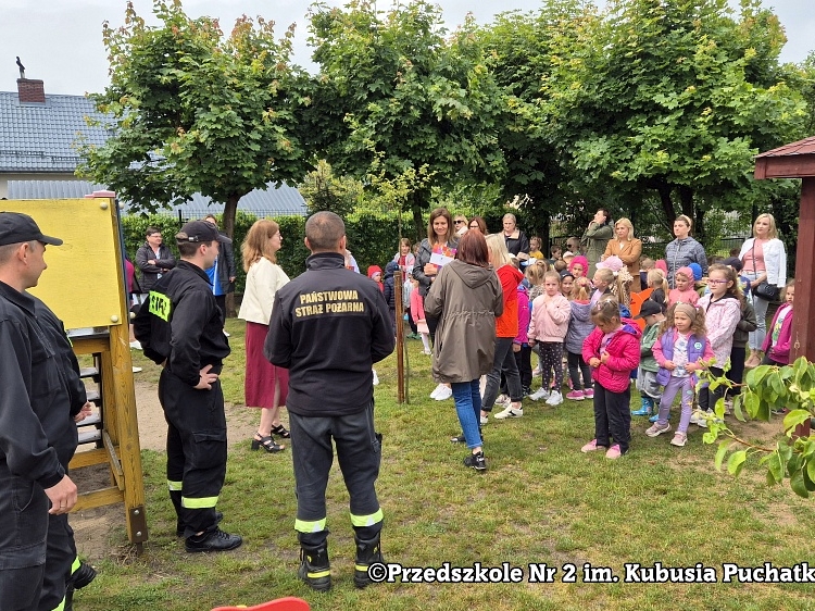 dzieci, przedszkolaki i strażacy na placu przedszkolnym
