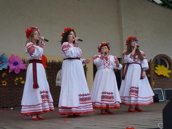 cztery kobiety w luodwych storojach występują na scenie amfiteatru