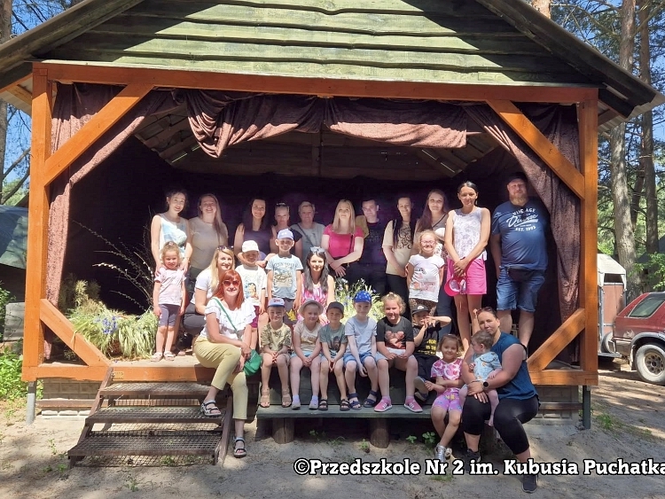 dzieci i opiekunowie pozują do zdjęcia