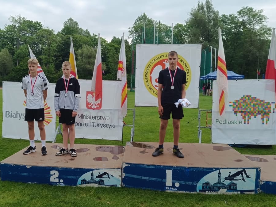laureaci na podium