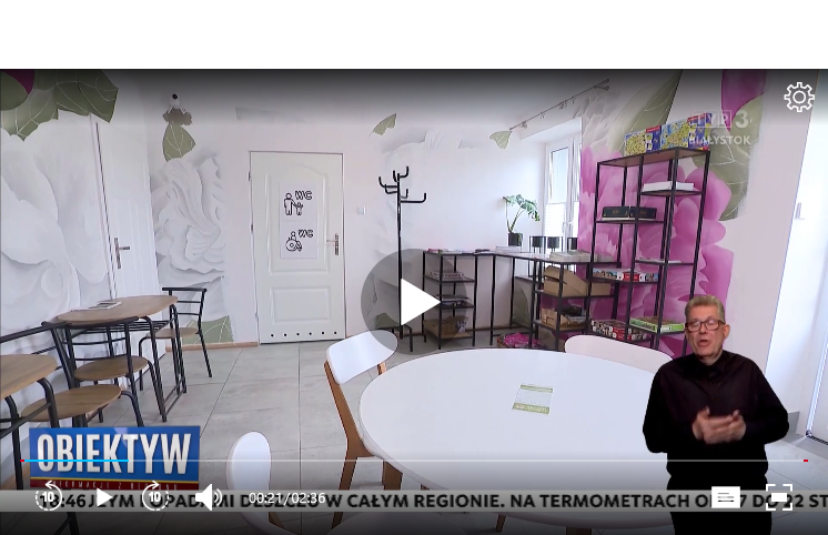 zrzut ekranu z filmu - poczekalnia wewnątrz