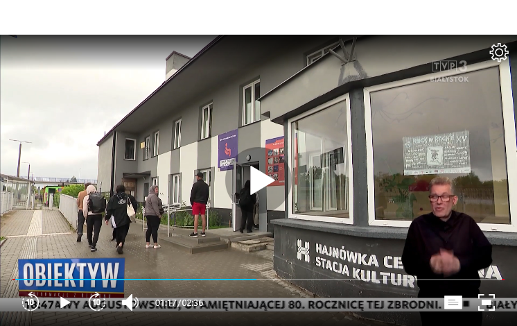 zzut ekranu z filmu - ludzie przy budynku poczekalni