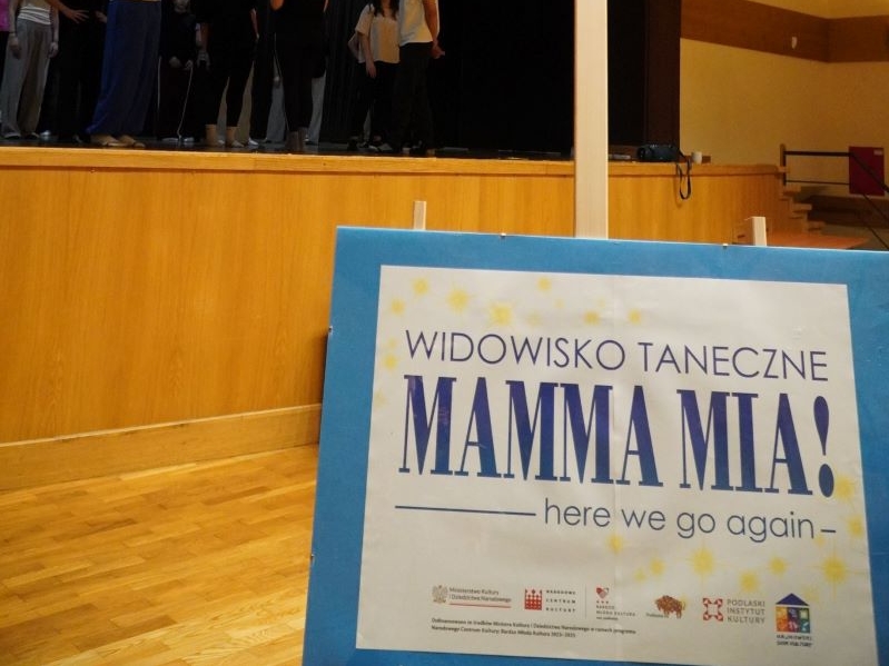 scena, u dołu napis mamma mia
