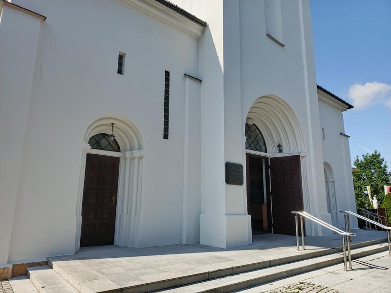 widok na wejście do kościoła