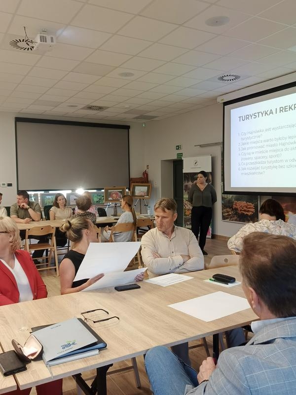 uczestnicy spotkania podczas warsztatów