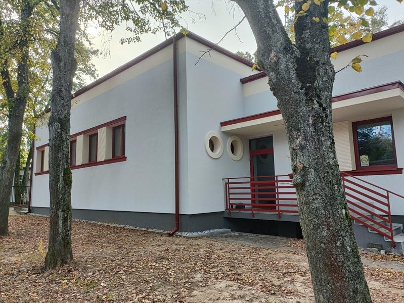 widok na budynek łażni przyzakładowej