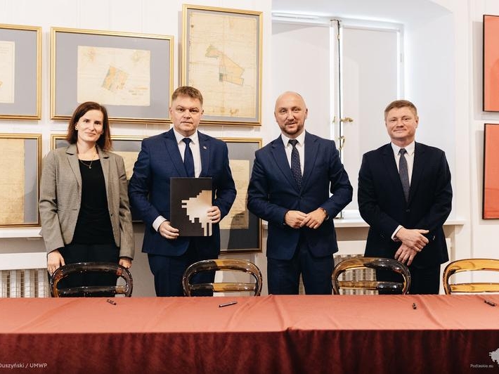 kobieta i tyrzech mężczyzn pozują do zdjęcia