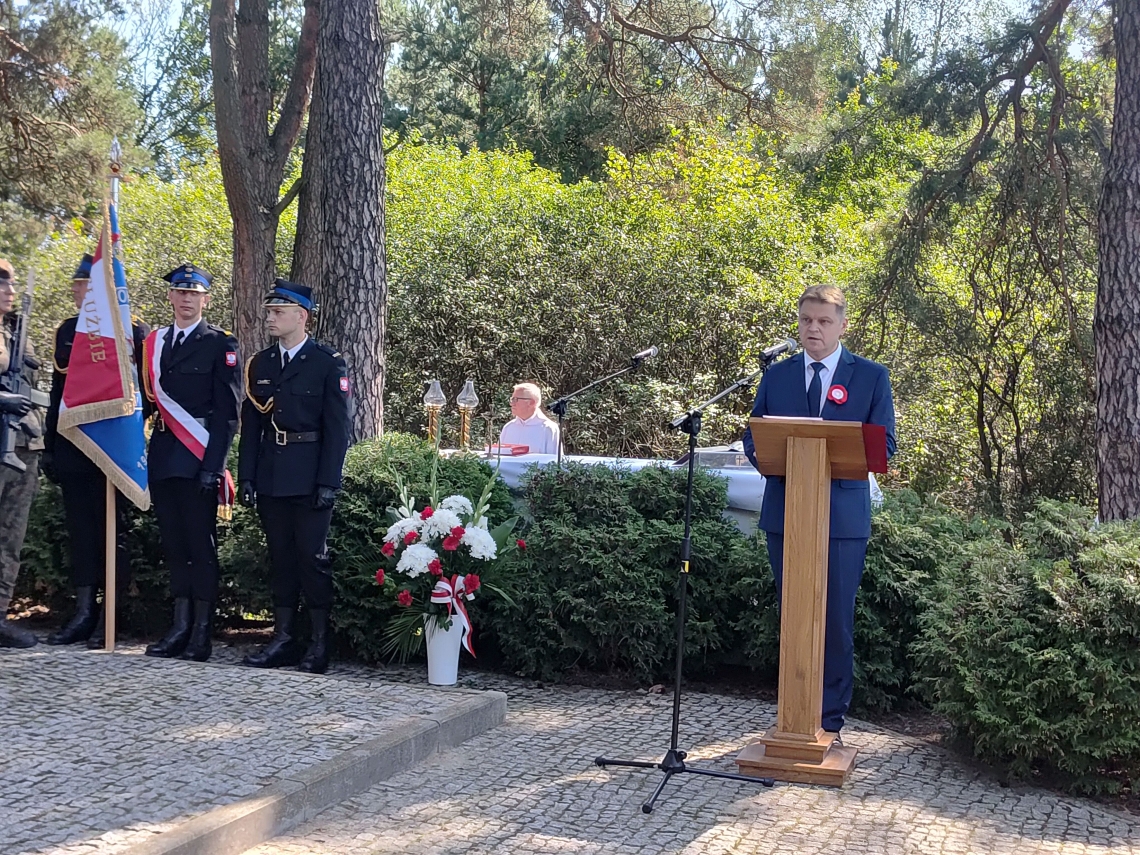 Burmistrz podczas przemówienia w trakcie uroczystości