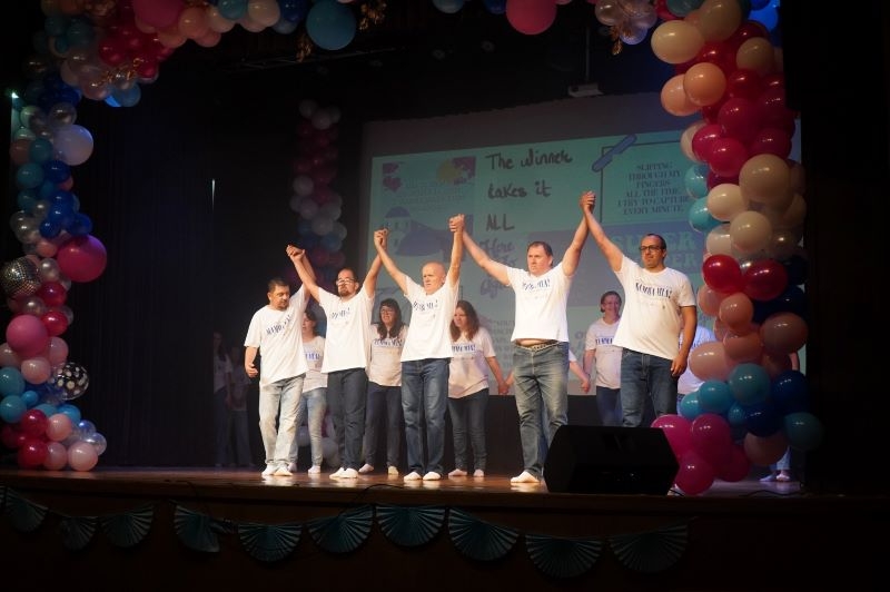 Na zdjęciach widać młodzież z hajnowskich szkół oraz podopiecznych Warsztatu Terapii Zajęciowej w Hajnówce występujących na scenie HDK.