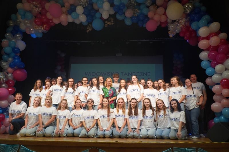 Na zdjęciach widać młodzież z hajnowskich szkół oraz podopiecznych Warsztatu Terapii Zajęciowej w Hajnówce występujących na scenie HDK.