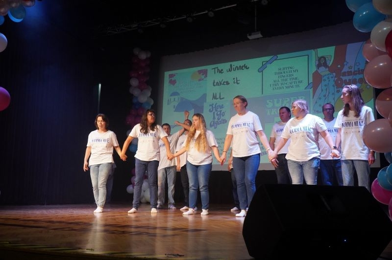 Na zdjęciach widać młodzież z hajnowskich szkół oraz podopiecznych Warsztatu Terapii Zajęciowej w Hajnówce występujących na scenie HDK.