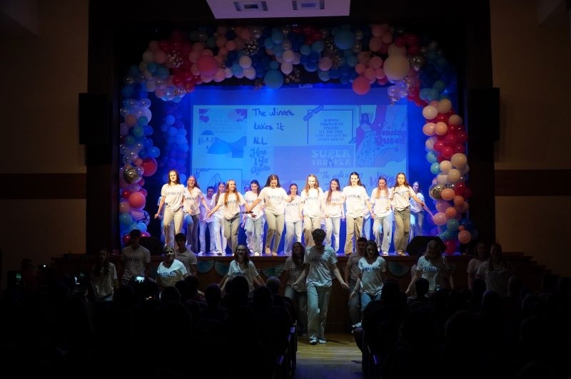 Na zdjęciach widać młodzież z hajnowskich szkół oraz podopiecznych Warsztatu Terapii Zajęciowej w Hajnówce występujących na scenie HDK.