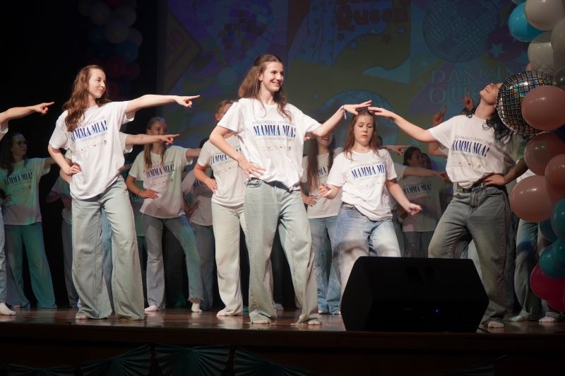 Na zdjęciach widać młodzież z hajnowskich szkół oraz podopiecznych Warsztatu Terapii Zajęciowej w Hajnówce występujących na scenie HDK.