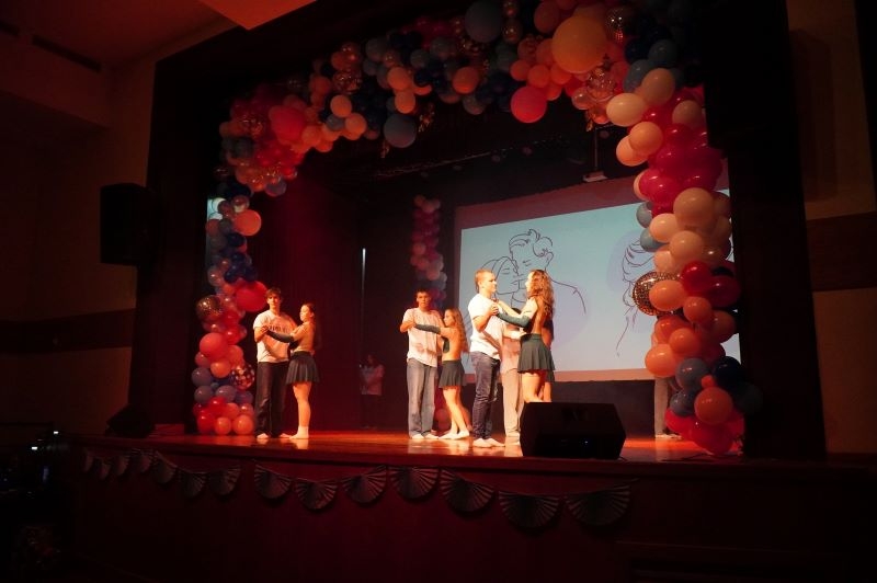 Na zdjęciach widać młodzież z hajnowskich szkół oraz podopiecznych Warsztatu Terapii Zajęciowej w Hajnówce występujących na scenie HDK.