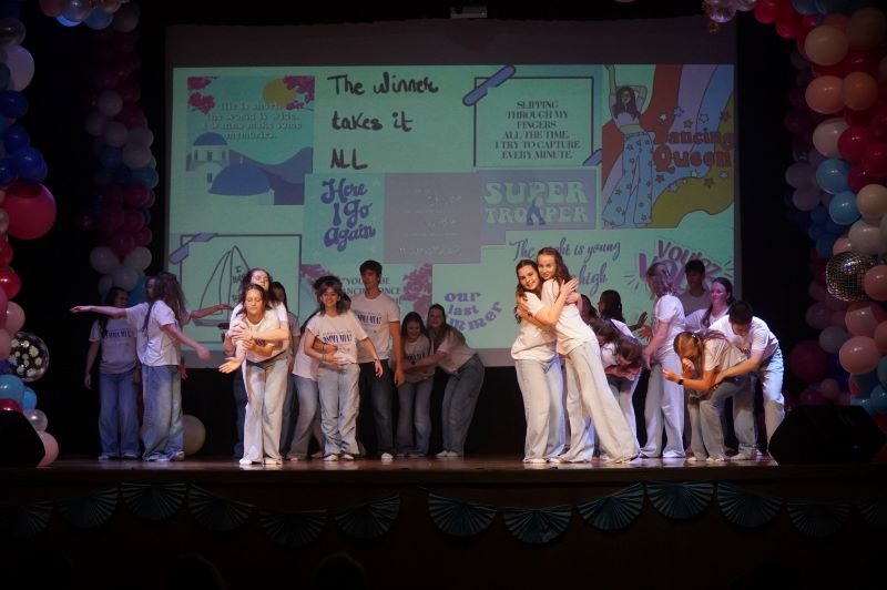 Na zdjęciach widać młodzież z hajnowskich szkół oraz podopiecznych Warsztatu Terapii Zajęciowej w Hajnówce występujących na scenie HDK.