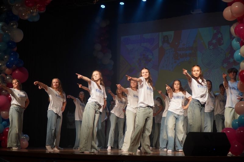 Na zdjęciach widać młodzież z hajnowskich szkół oraz podopiecznych Warsztatu Terapii Zajęciowej w Hajnówce występujących na scenie HDK.