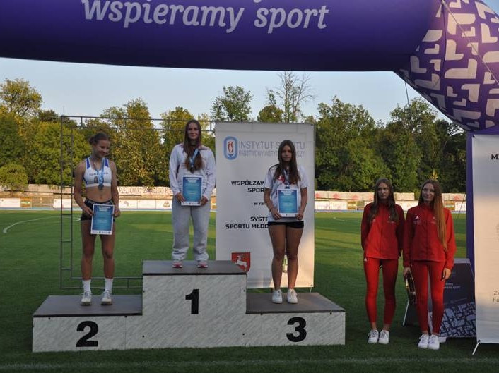 dziewczęta na podium