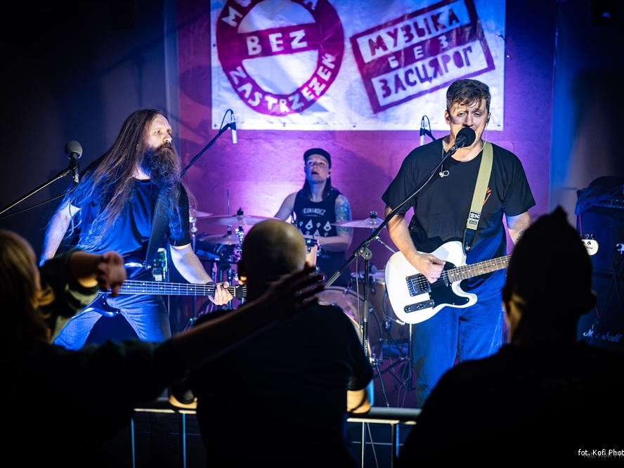 zespół muzyczny na scenie