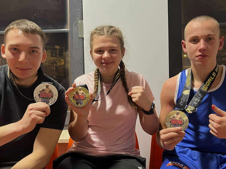 zawodnicy z medalami