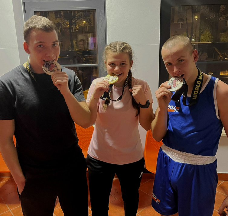 zawodnicy z medalami