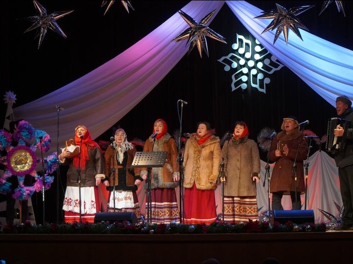 zespół kolędniczy na scenie hdk