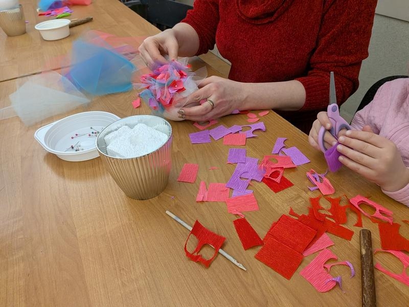 uczestnicy warsztatów plastycznych