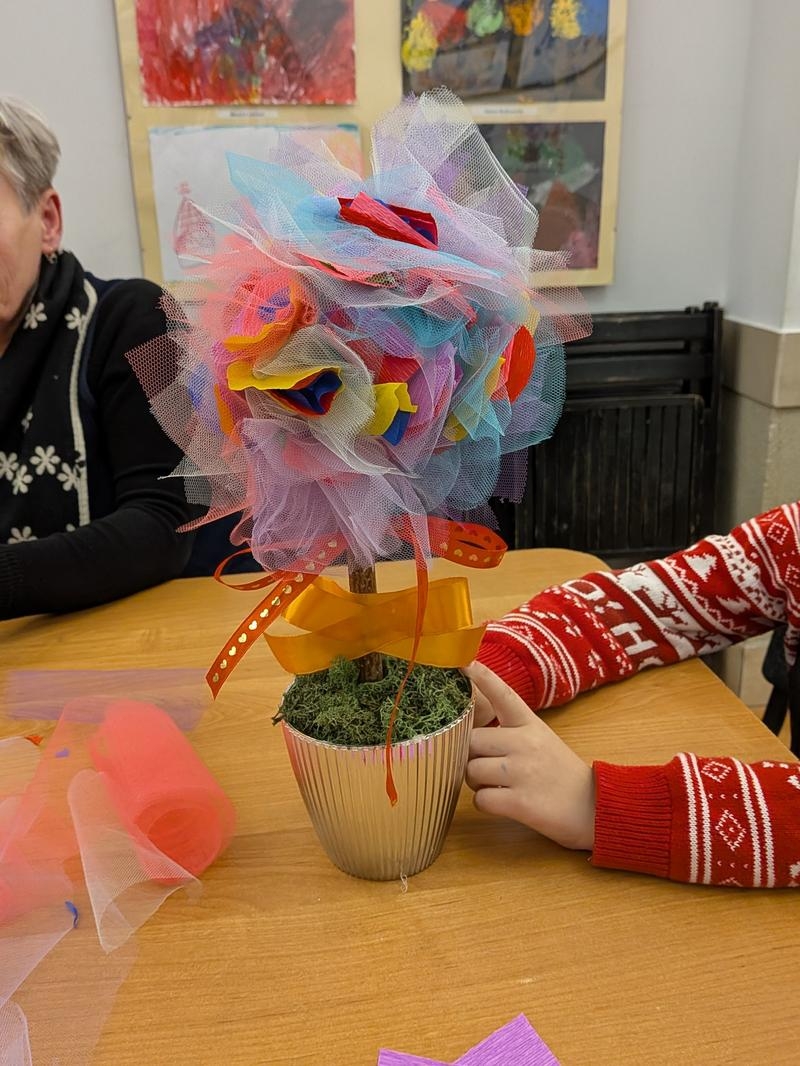 uczestnicy warsztatów plastycznych