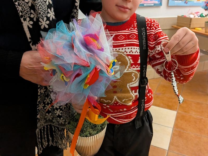 uczestnicy warsztatów plastycznych