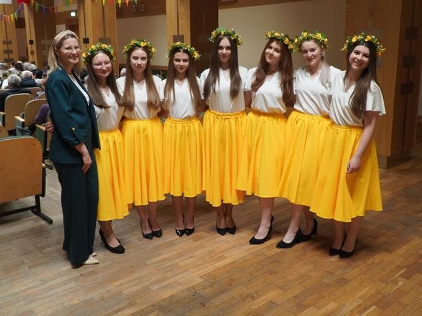 grupa dziewcząt z instruktorką