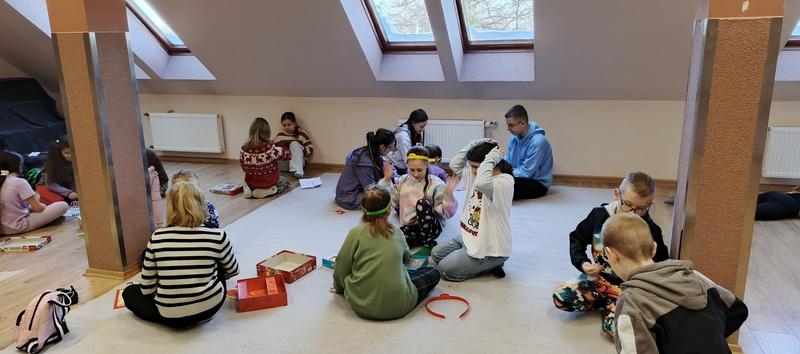 dzieci uczestniczące w zajęciach podczas ferii.