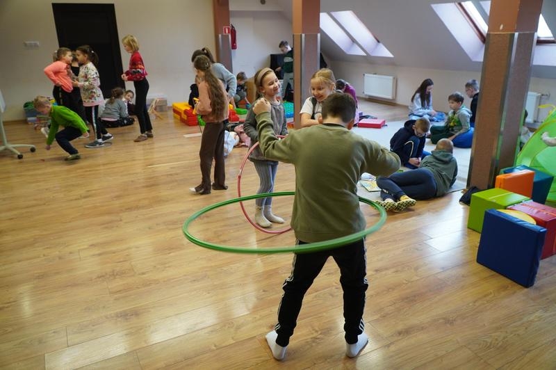 dzieci uczestniczące w zajęciach podczas ferii.