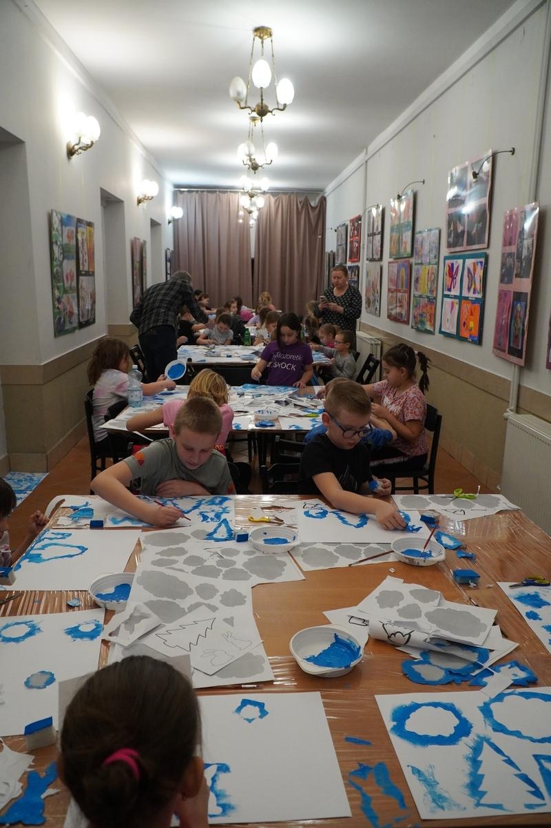 dzieci uczestniczące w zajęciach podczas ferii.