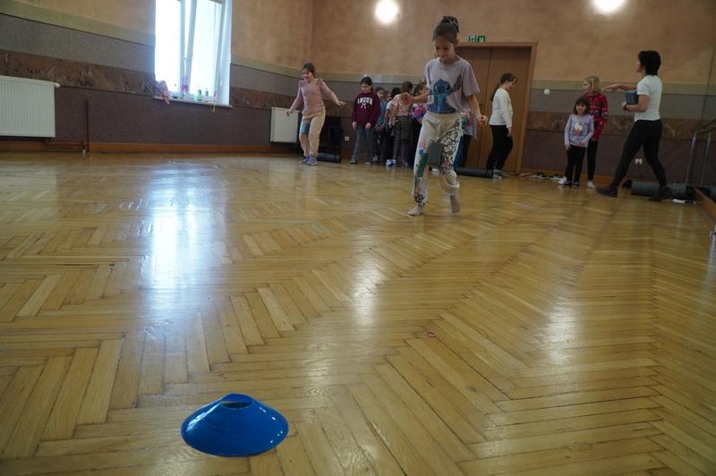 dzieci uczestniczące w zajęciach podczas ferii.