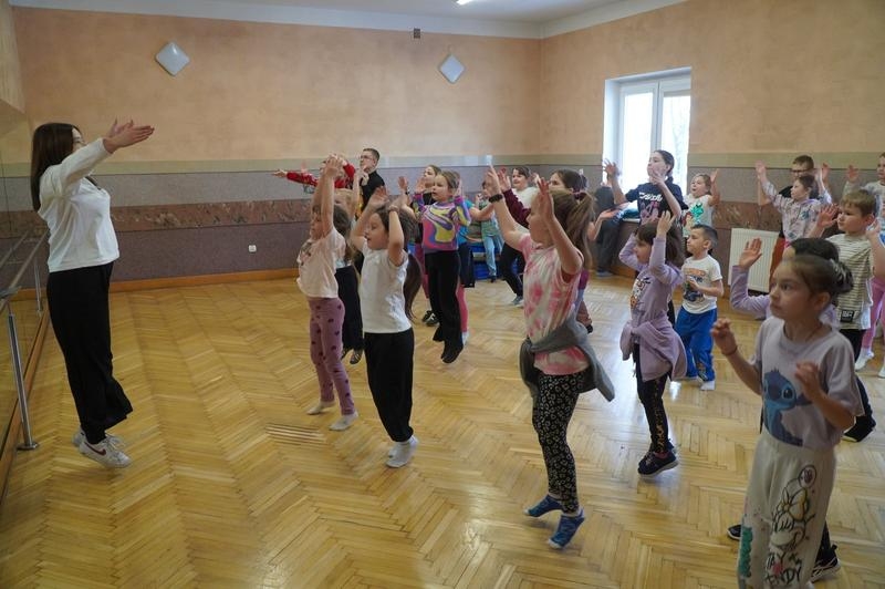 dzieci uczestniczące w zajęciach podczas ferii.