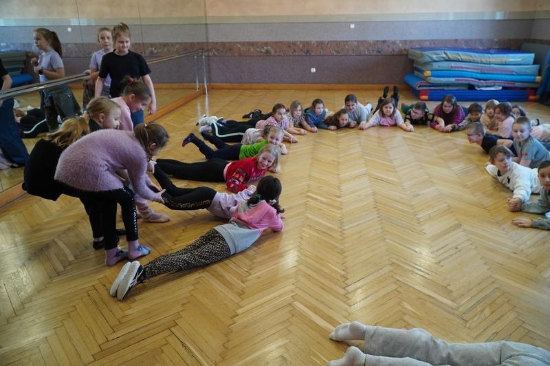 dzieci uczestniczące w zajęciach podczas ferii.