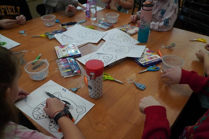 dzieci uczestniczące w zajęciach podczas ferii.