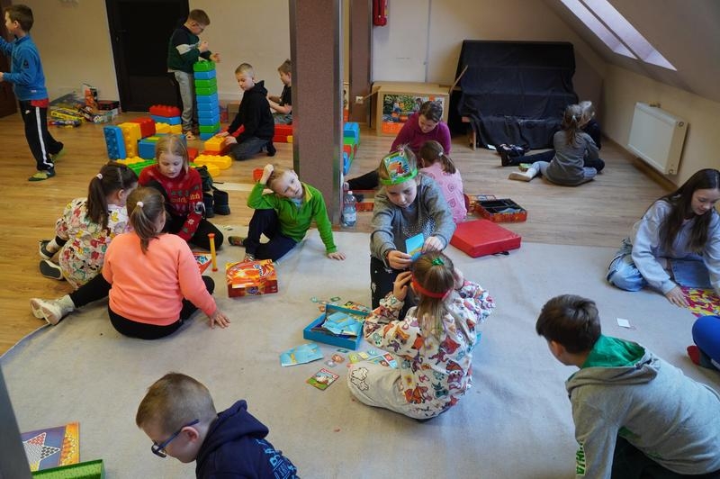 dzieci uczestniczące w zajęciach podczas ferii.