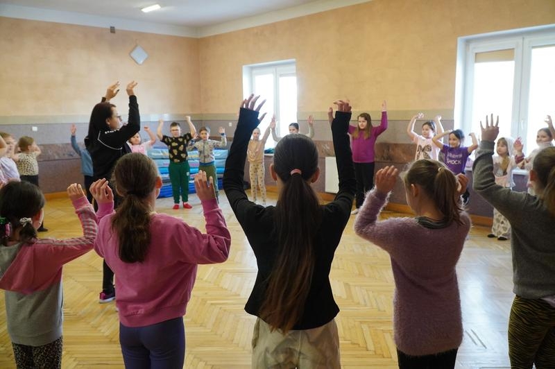 dzieci uczestniczące w zajęciach podczas ferii.