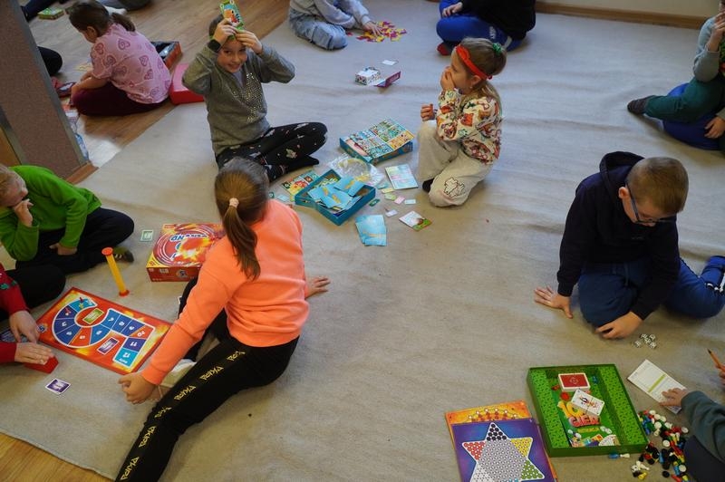 dzieci uczestniczące w zajęciach podczas ferii.