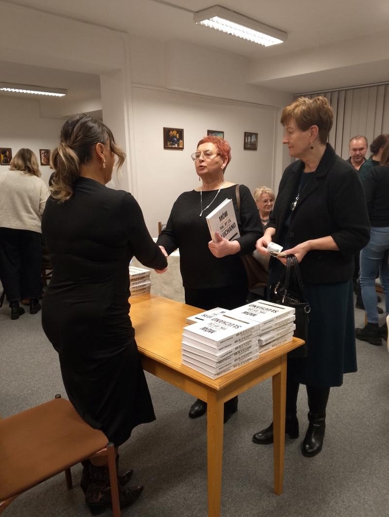 autorka książki skłąda autograf