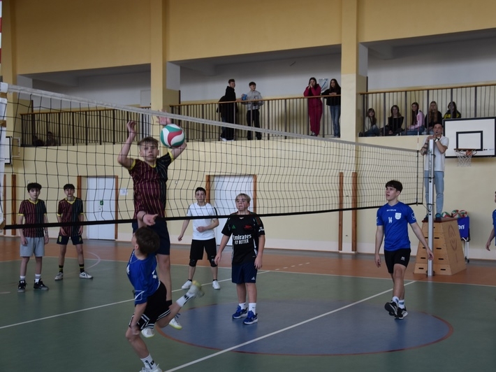 chłopcy grają na hali mecz piłki siatkowej