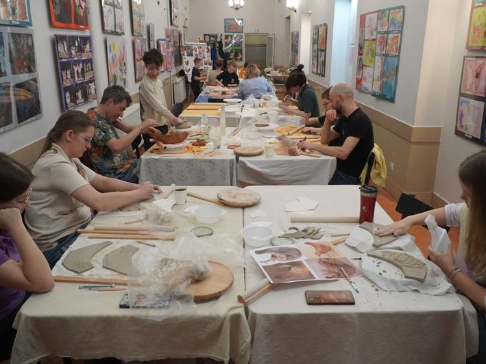 uczestnicy warsztatów i ich dzieła