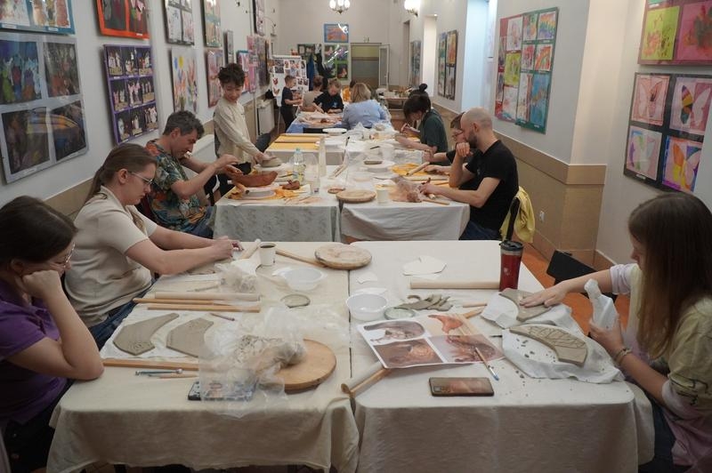 uczestnicy warsztatów i ich dzieła