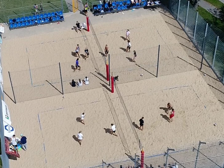 na boiskach do siatkówki plażowej znajddują się zawodnicy